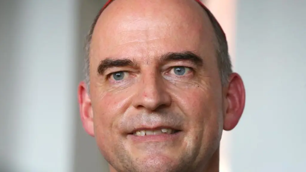 Der-Wuerzburger-Bischof-Franz-Jung-steht-bei-einem-Pressegespraech