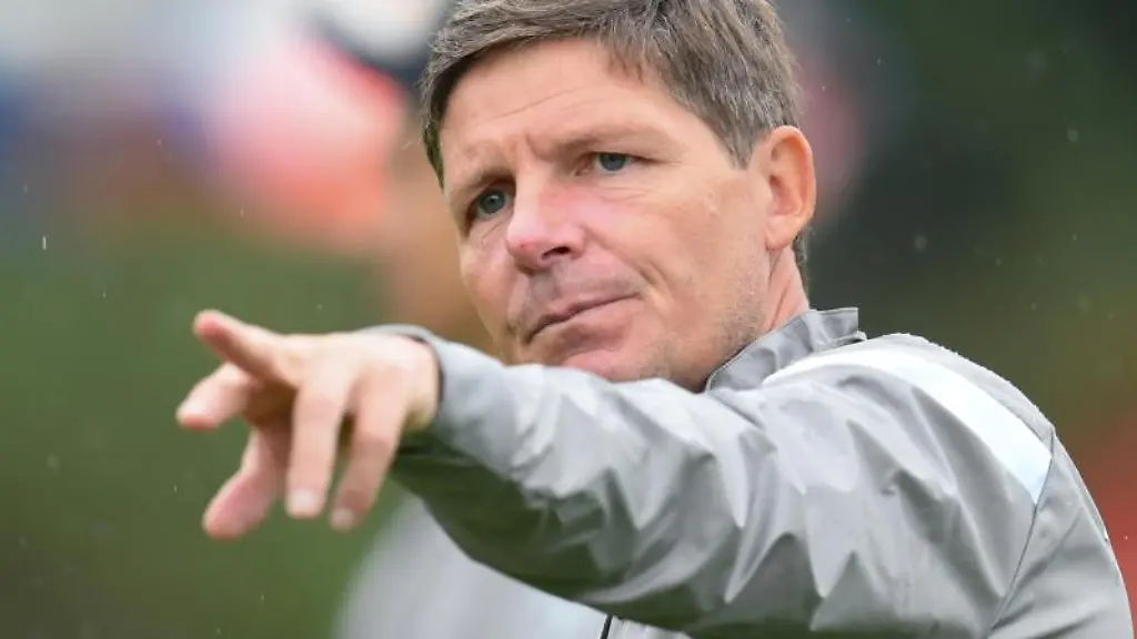 Fussball-Europa-League-vor-dem-Gruppenspiel-Eintracht-Frankfurt-gegen-Fenerbahce-Istanbul-im-Deutsche-Bank-Park-Cheftrainer-Oliver-Glasner-nimmt-am-Abschlusstraining-von-Eintracht-Frankfurt-am-Stadion-teil-zu-dpa-Premierenduell-in-Antwerpen-Eintracht-hofft-auf-ersten-Saisonsieg