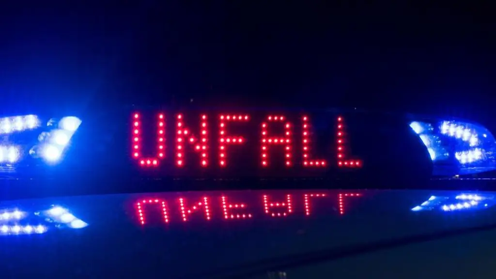 Blaulicht-und-der-Hinweis-Unfall-leuchten-auf-dem-Dach-eines-Polizeiwagens