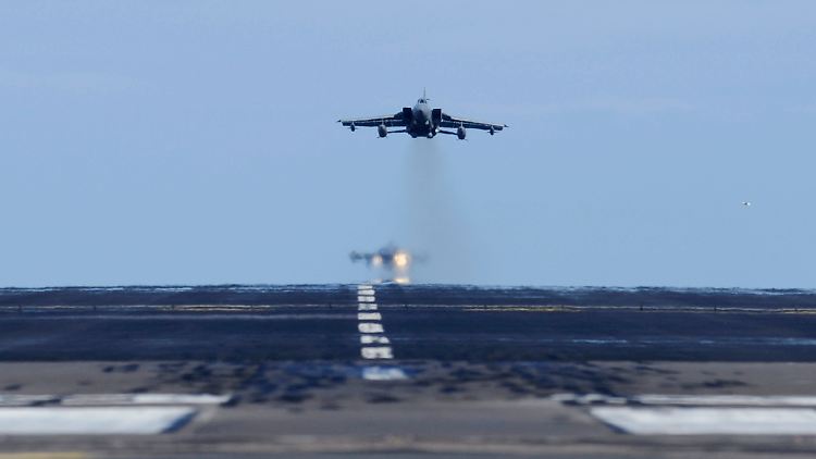 Ein Tornado der Britischen "Royal Air Force". Premierminister Cameron sagte, man werde Gaddafi nach Taten - und nicht nach Worten - beurteilen.