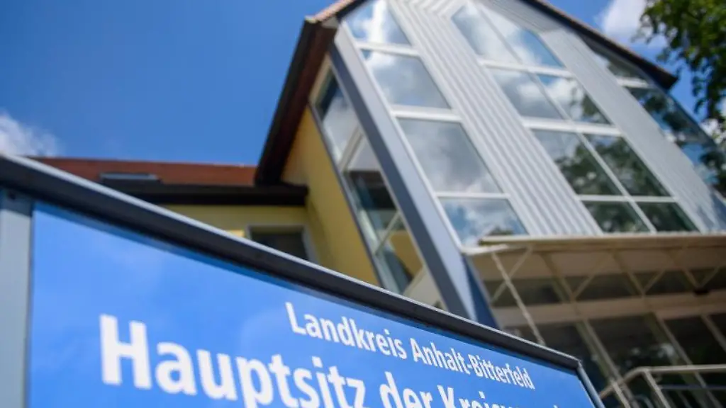 Der-Postkasten-vor-dem-Gebaeude-der-Kreisverwaltung