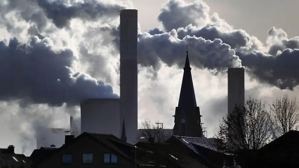 Rauch-und-Dampf-steigen-aus-den-Kuehltuermen-und-Schornsteinen-des-Braunkohlekraftwerks