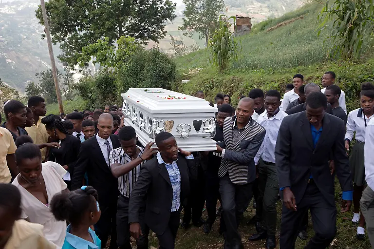 2021-09-21T101121Z-273929507-RC223N944FAC-RTRMADP-3-HAITI-FUNERALS