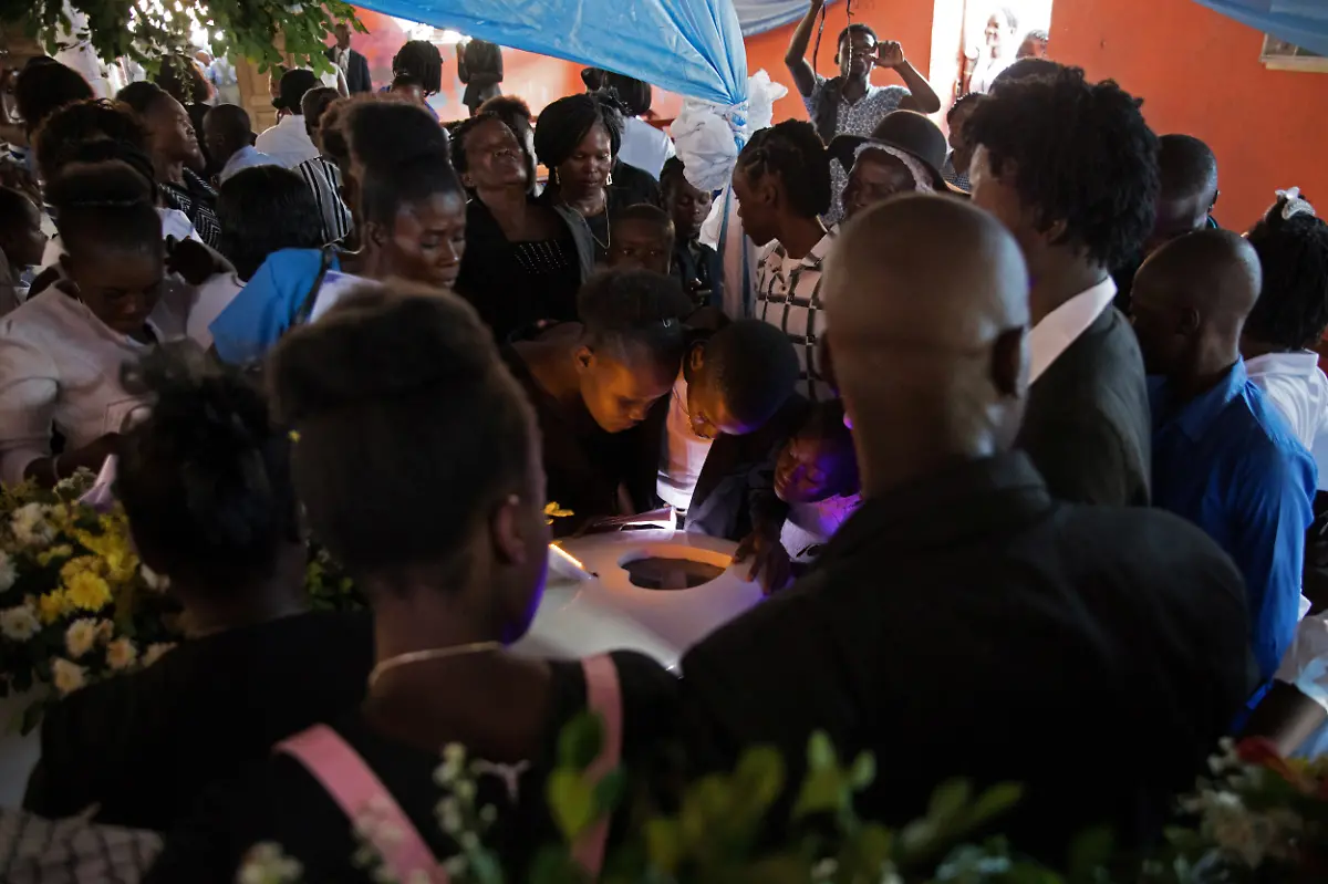 Abschied-am-offenen-Sarg