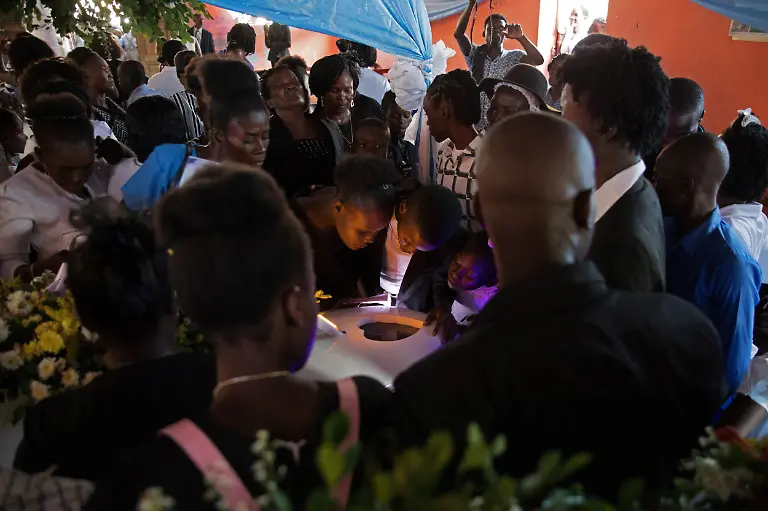 Abschied-am-offenen-Sarg