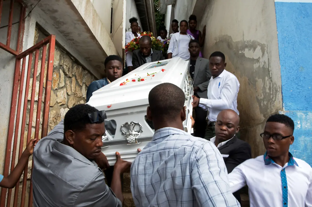 2021-09-21T101122Z-1747475062-RC223N9AZXOL-RTRMADP-3-HAITI-FUNERALS