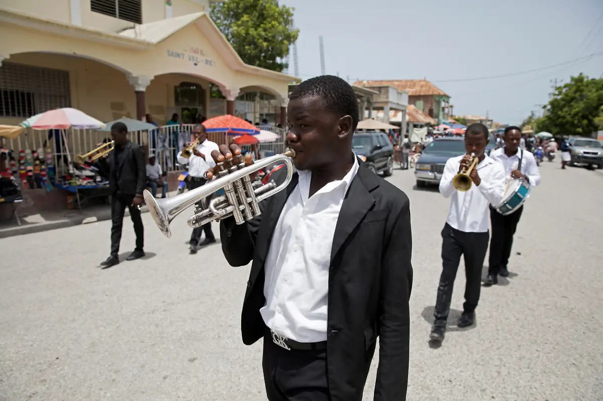 2021-09-21T101125Z-1648845509-RC20ZN95F7X4-RTRMADP-3-HAITI-FUNERALS