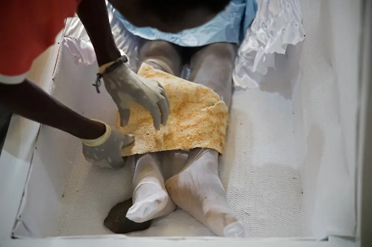 2021-09-21T101132Z-663560046-RC2VEM9052Q8-RTRMADP-3-HAITI-FUNERALS