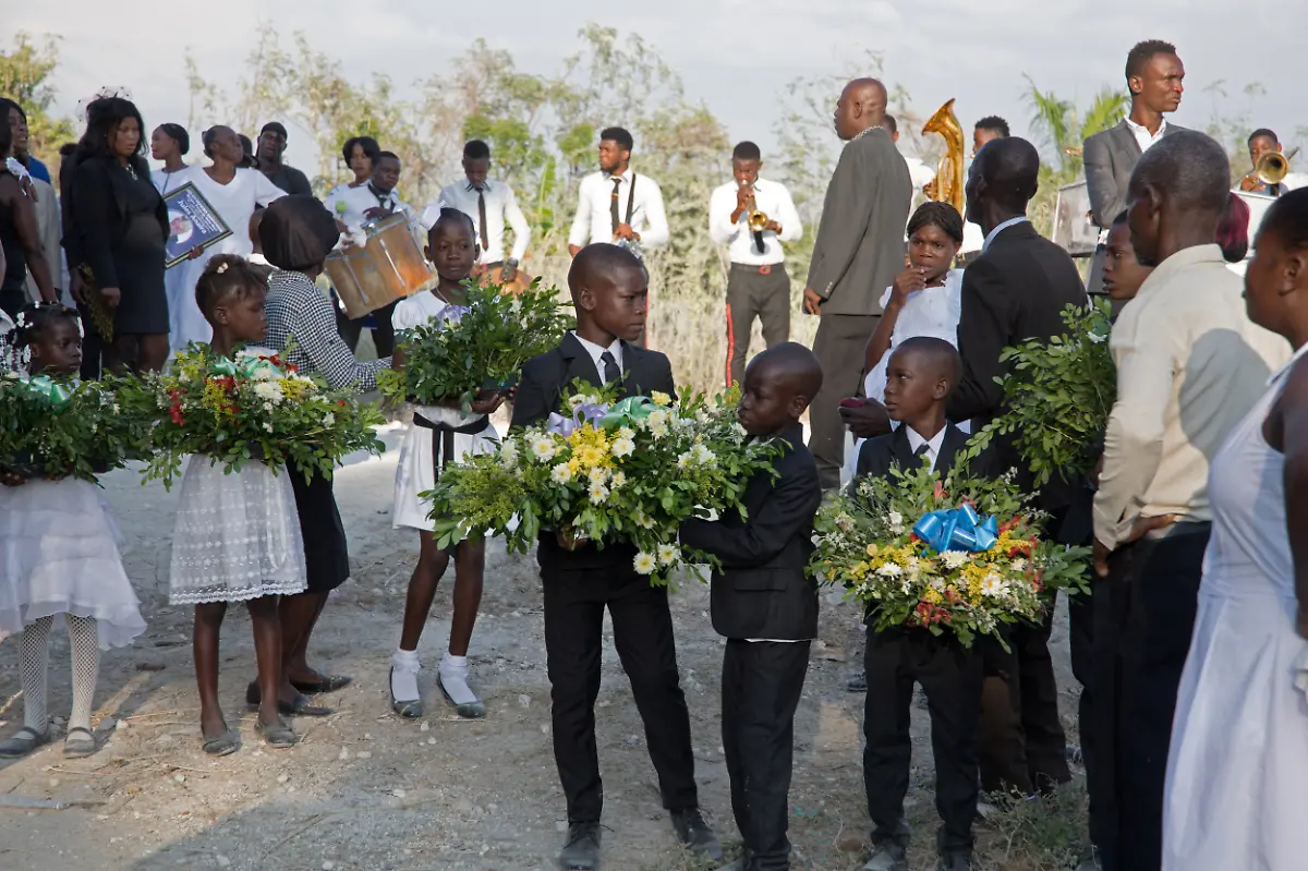 2021-09-21T101107Z-953750865-RC2SXM97Z52Z-RTRMADP-3-HAITI-FUNERALS