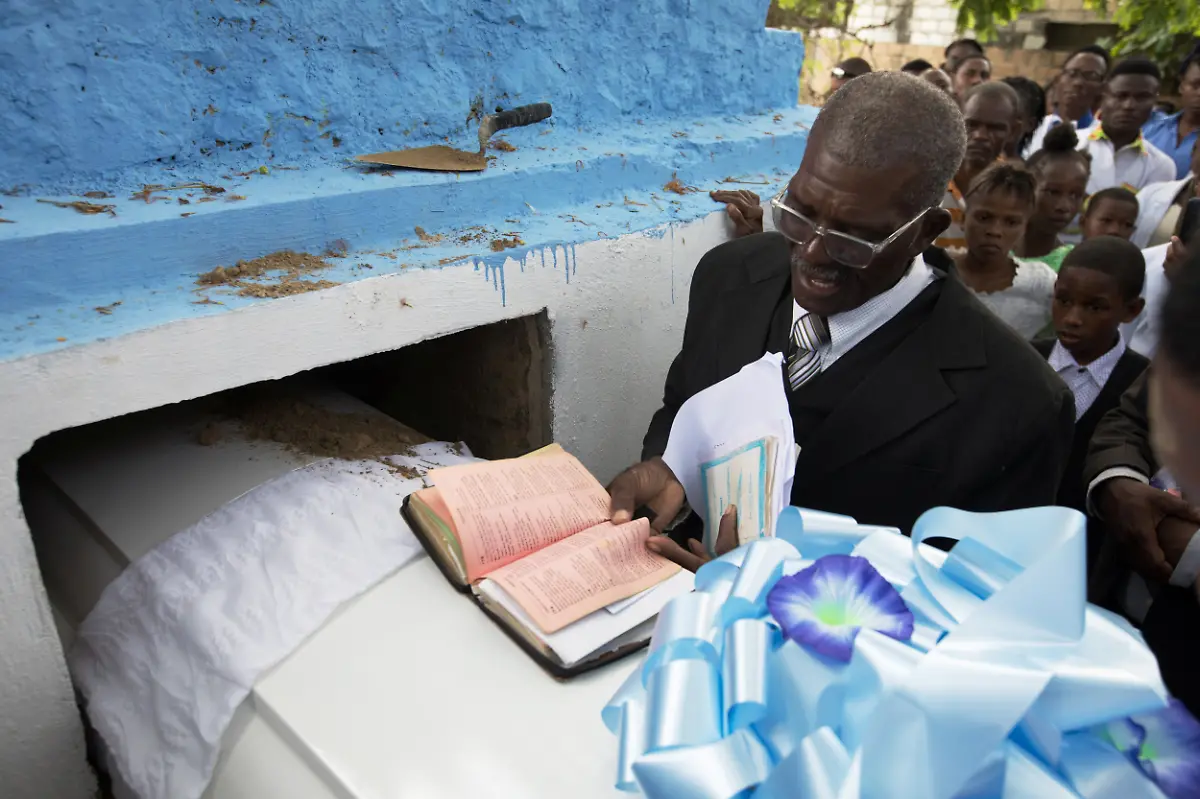 2021-09-21T101107Z-1454584117-RC23TM9QQS3J-RTRMADP-3-HAITI-FUNERALS