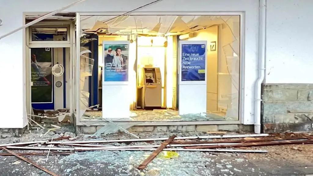 Scherben-einer-Fensterscheibe-liegen-auf-der-Strasse-verteilt