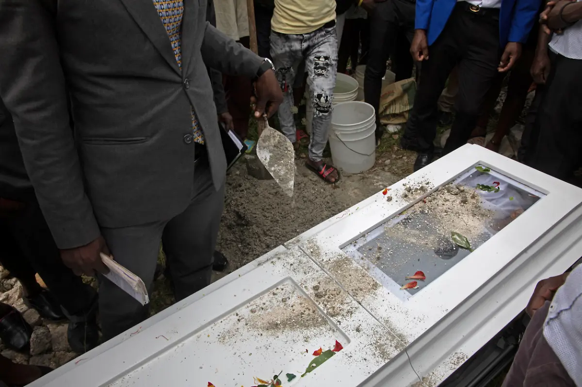 2021-09-21T101101Z-1396794419-RC233N96NQZ5-RTRMADP-3-HAITI-FUNERALS