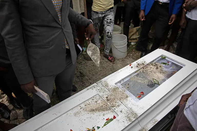 2021-09-21T101101Z-1396794419-RC233N96NQZ5-RTRMADP-3-HAITI-FUNERALS