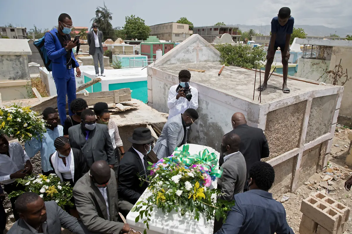 2021-09-21T165624Z-987978173-RC20ZN9NNRRH-RTRMADP-3-HAITI-FUNERALS