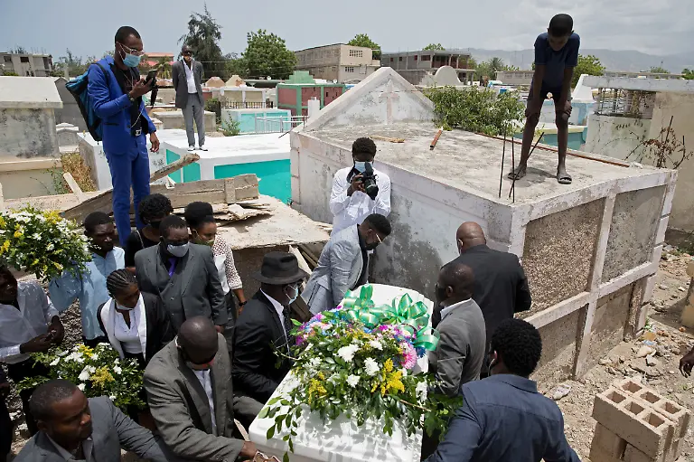 2021-09-21T165624Z-987978173-RC20ZN9NNRRH-RTRMADP-3-HAITI-FUNERALS
