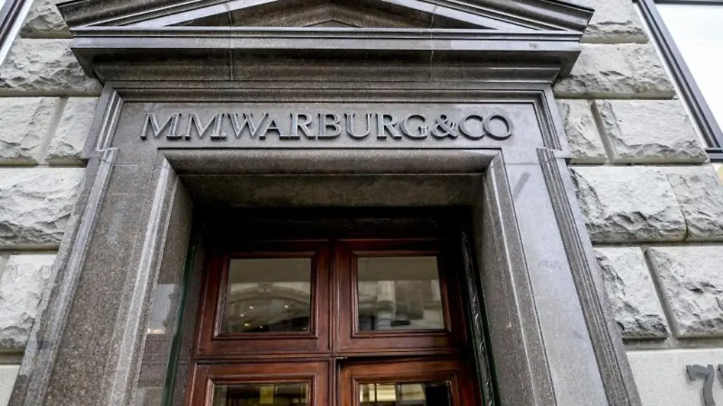 Der-Schriftzug-M-M-Warburg-CO-steht-in-grossen-Lettern-ueber-dem-Haupteingang