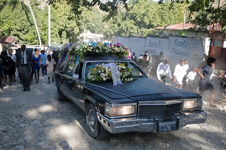 2021-09-21T101104Z-227044084-RC2KJM9DG708-RTRMADP-3-HAITI-FUNERALS