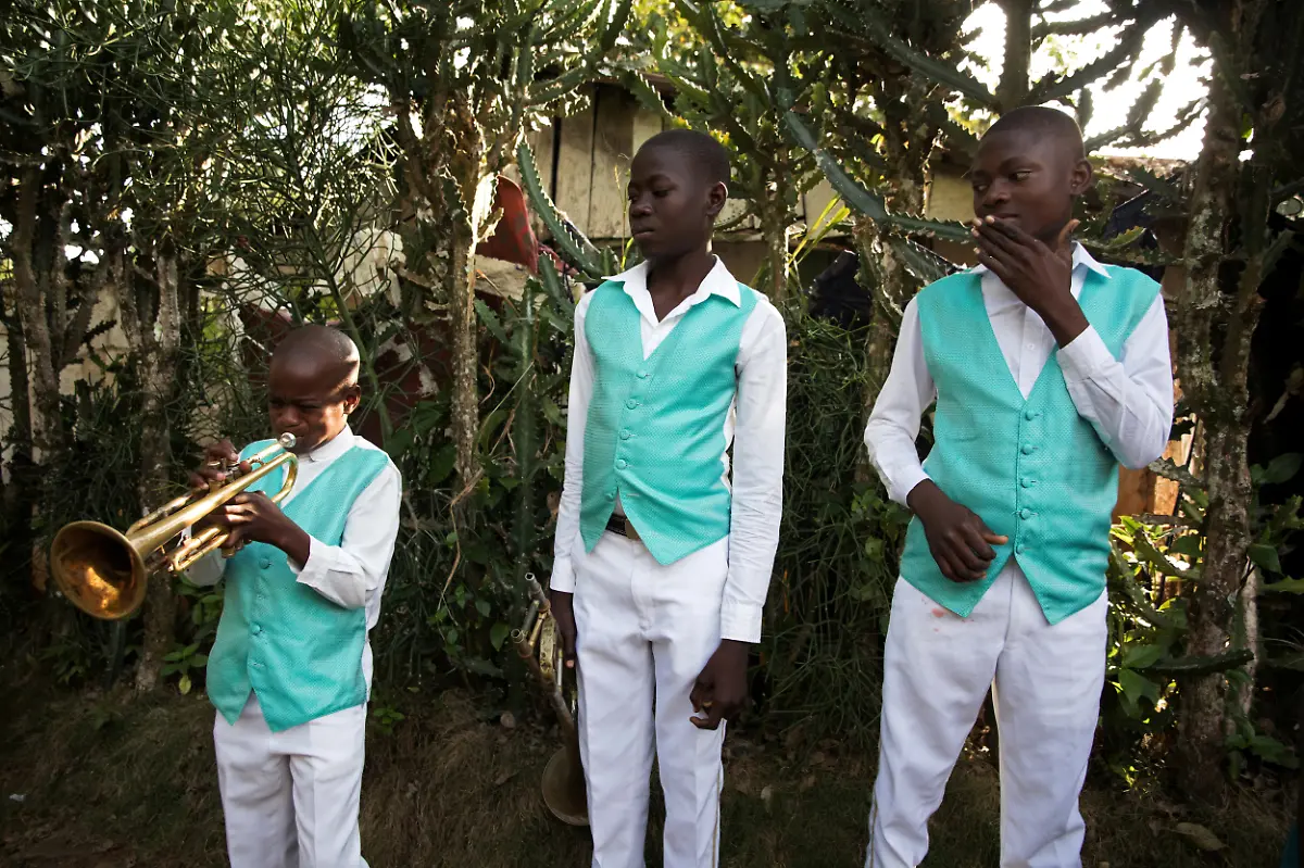 2021-09-21T101116Z-1132792108-RC2GEM9N7HGE-RTRMADP-3-HAITI-FUNERALS