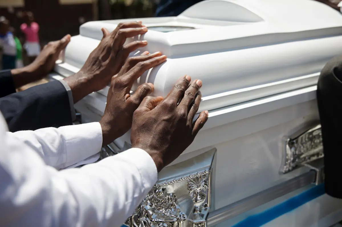 2021-09-21T101103Z-227267887-RC2ZEM9J3H1E-RTRMADP-3-HAITI-FUNERALS