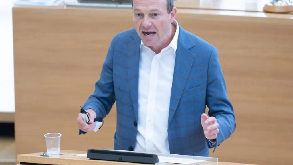 Wolfram-Guenther-Buendnis90-Die-Gruenen-Umweltminister-von-Sachsen-spricht