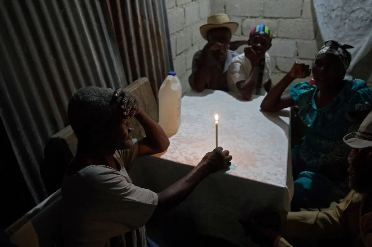 2021-09-21T101105Z-1210584294-RC28JM9HPBKQ-RTRMADP-3-HAITI-FUNERALS