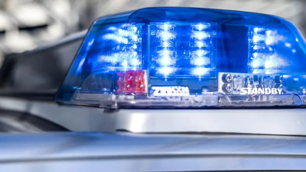 Das-Blaulicht-an-einem-Polizeiwagen-ist-eingeschaltet
