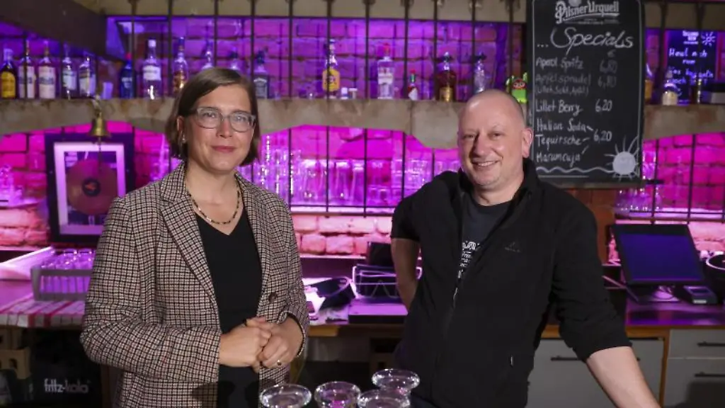 Skadi-Jennicke-Linke-Kulturbuergermeisterin-der-Stadt-Leipzig-spricht-mit-Steffen-Kache