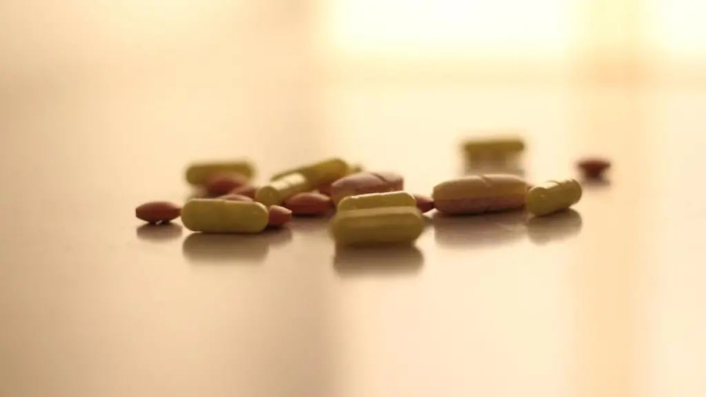 Verschiedene-Medikamente-liegen-auf-einem-Tisch