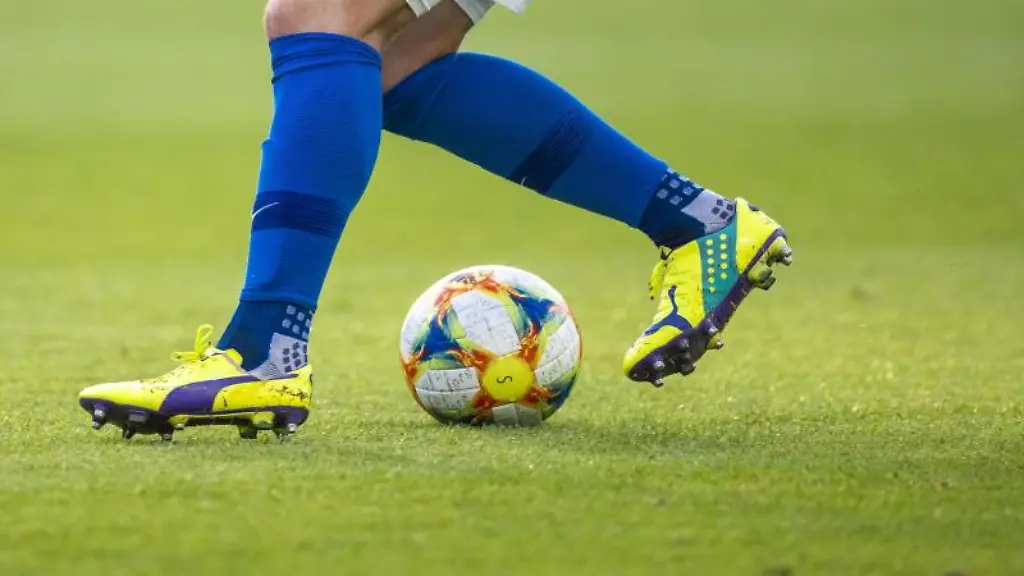 Ein-Fussballspieler-spielt-den-Ball