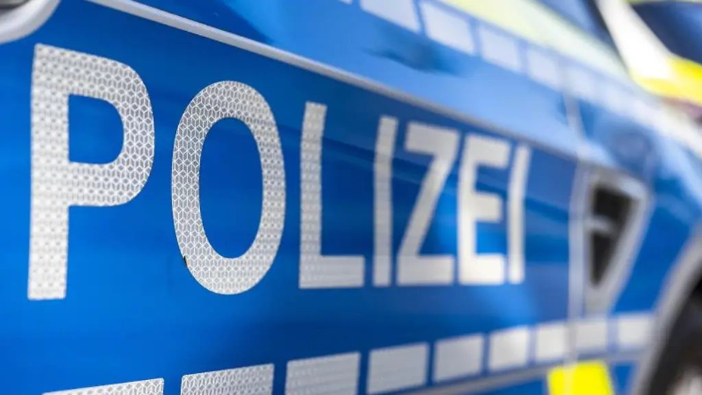 An-der-Tuer-von-einem-Streifenwagen-steht-der-Schriftzug-Polizei