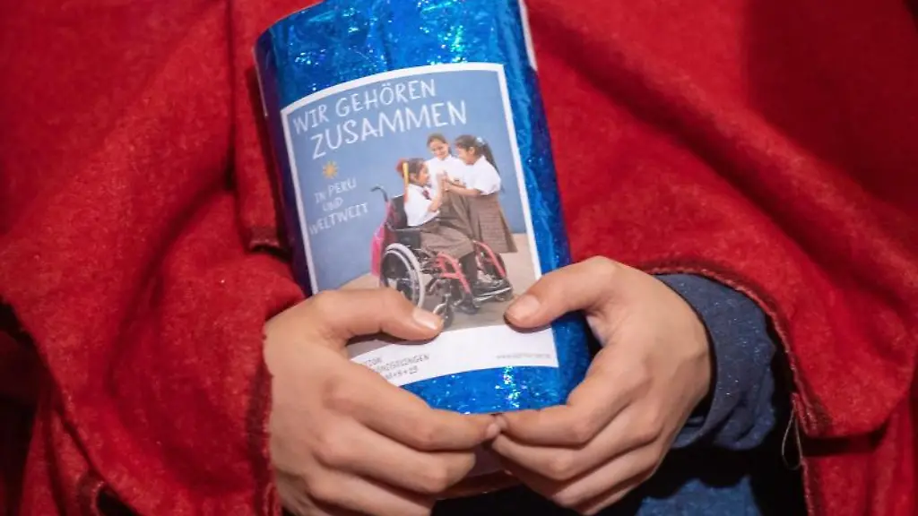 Ein-Kind-haelt-in-der-Thueringer-Staatskanzlei-eine-Spendenbuechse-in-den-Haenden