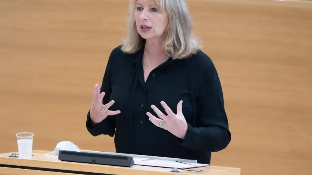 Sachsens-Sozialministerin-Petra-Koepping-SPD-spricht-im-Landtag-zu-den-Abgeordneten