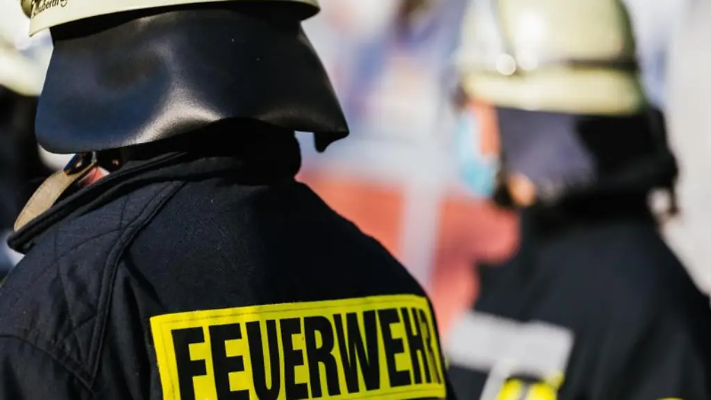 Einsatzkraefte-der-Feuerwehr-in-Schutzkleidung