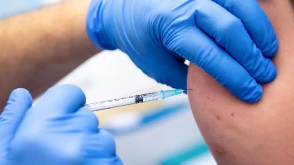 Eine-Person-wird-geimpft