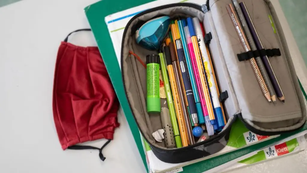 Stifte-und-Hefter-liegen-auf-einem-Schultisch