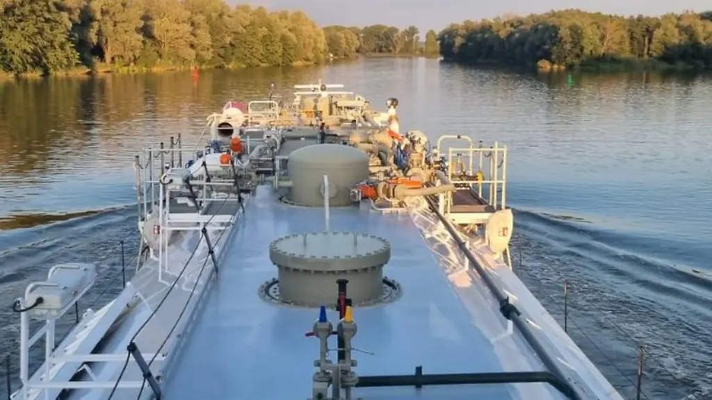 Blick-auf-den-Bug-des-Ammoniak-Bunkerschiffs