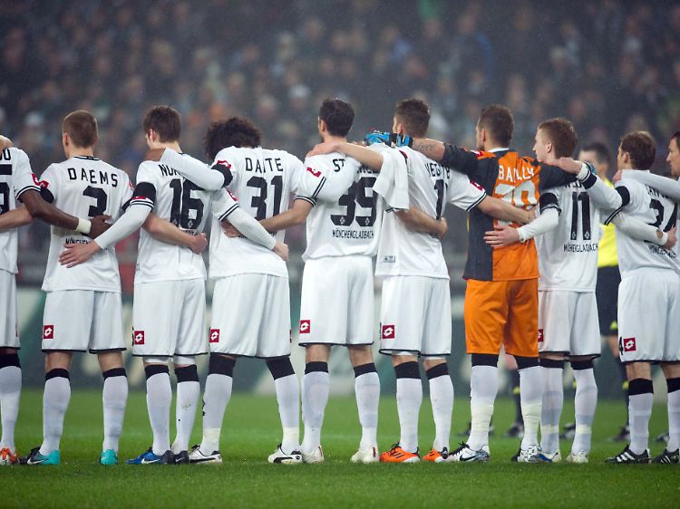 Auch in Gladbach gab es vor dem Spiel eine Schweigeminute für die Opfer der Naturkatastrophe in Japan.