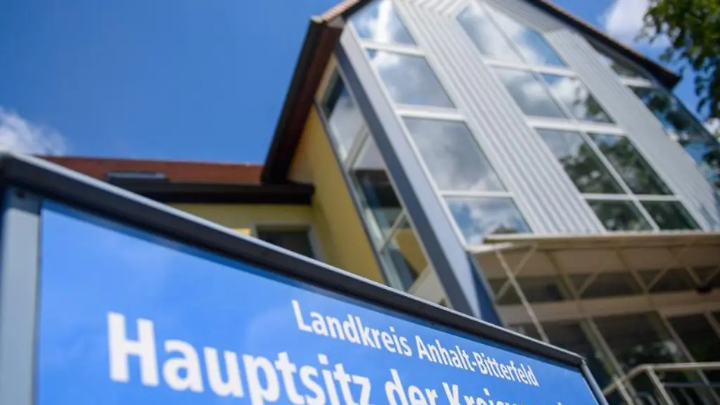 Landkreis-Anhalt-Bitterfeld-und-Hauptsitz-der-Kreisverwaltung-steht-auf-dem-Postkasten-vor-dem-Gebaeude-der-Kreisverwaltung