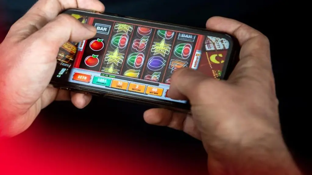 Auf-einem-Smartphone-spielt-ein-Mann-ein-Online-Spiel