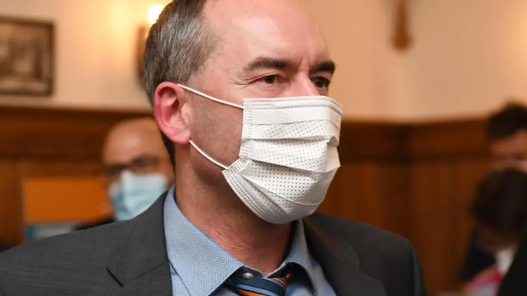 Der-Vorsitzende-der-Freien-Waehler-Hubert-Aiwanger-kommt-zur-Wahlparty-der-Freien-Waehler