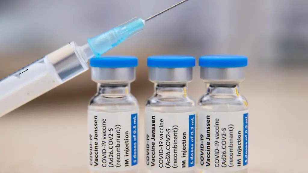 Ampullen-mit-dem-Corona-Impfstoff-stehen-auf-einem-Tisch