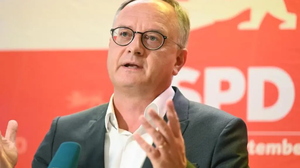 Andreas-Stoch-der-Landesvorsitzender-der-SPD-Baden-Wuerttemberg-spricht-in-der-Filderhalle-in-Leinfelden-Echterdingen-vor-einer-Landesvorstandssitzung-ueber-dieErgebnisse-der-Bundestagswahl-zu-Journalisten
