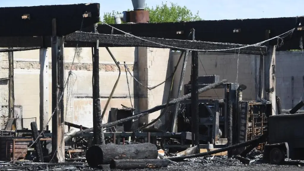 Ein-Grossbrand-auf-dem-Gelaende-eines-Holzverarbeiters-in-Loitz-hat-einen-Millionenschaden-verursacht