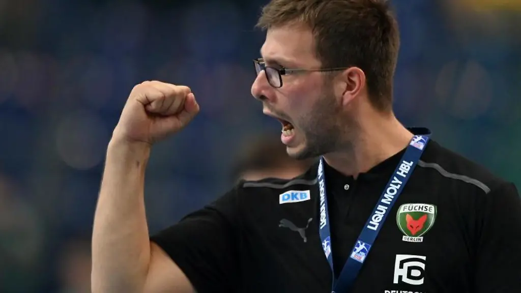 Berlins-Trainer-Jaron-Siewert-jubelt-an-der-Seitenlinie