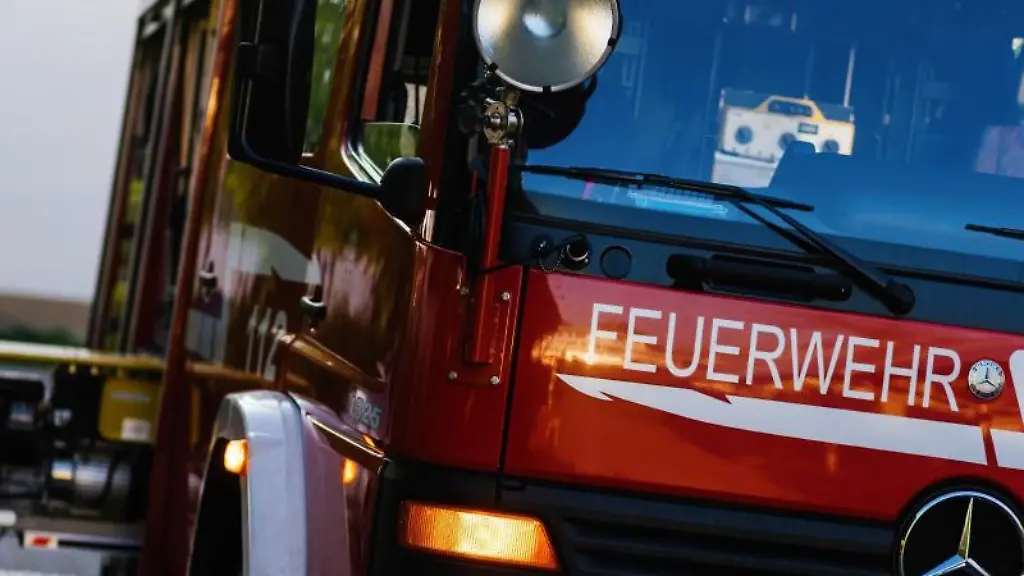 Ein-Einsatzfahrzeug-der-Feuerwehr-steht-auf-einem-Gelaende