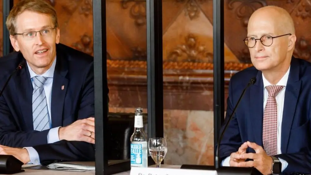 Daniel-Guenther-CDU-l-und-Peter-Tschentscher-SPD-vor-der-Presse