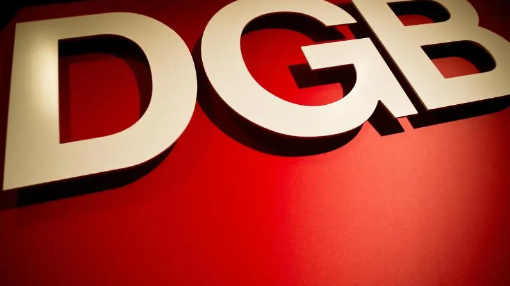 Das-Logo-des-Deutschen-Gewerkschaftsbundes-DGB-haengt-an-einer-Wand