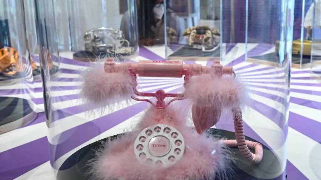 Ein-Tiffany-Telefon-steht-in-der-Ausstellung-Kuriose-Kommunikation-im-Museum-fuer-Kommunikation
