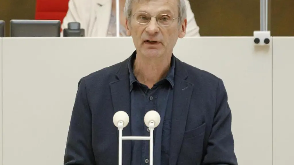AfD-Fraktionsvorsitzender-Hans-Christoph-Berndt-spricht-im-Brandenburger-Landtag
