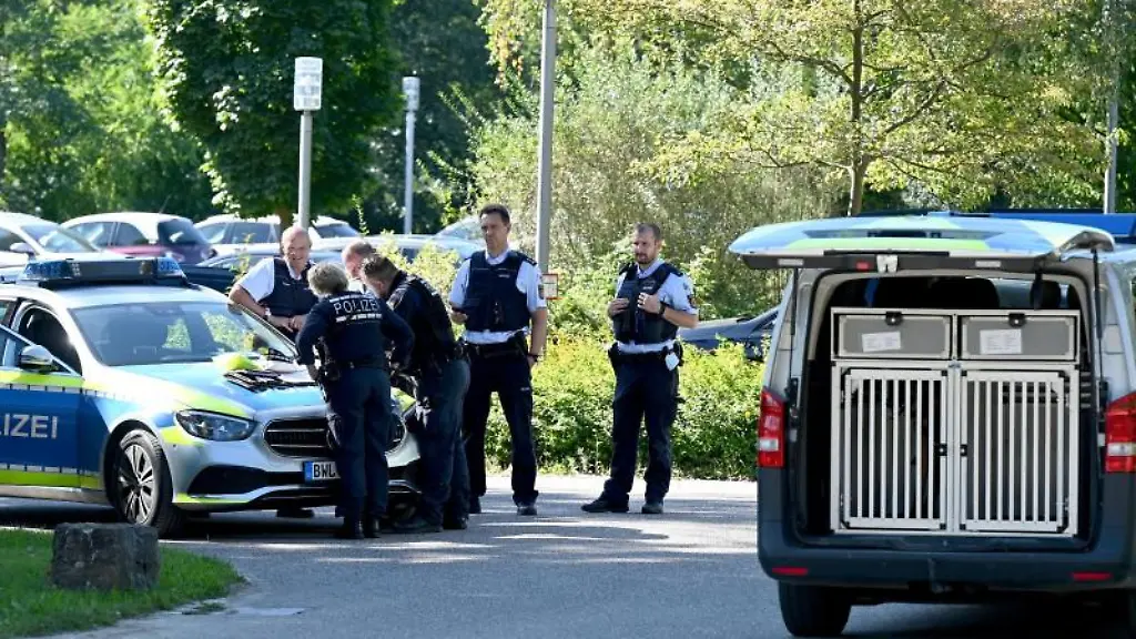Polizisten-stehen-nach-dem-Ausbruch-von-vier-Maennern-vor-der-psychiatrischen-Klinik-im-Kreis-Heilbronn